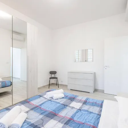 Gobetti, By Short Holidays